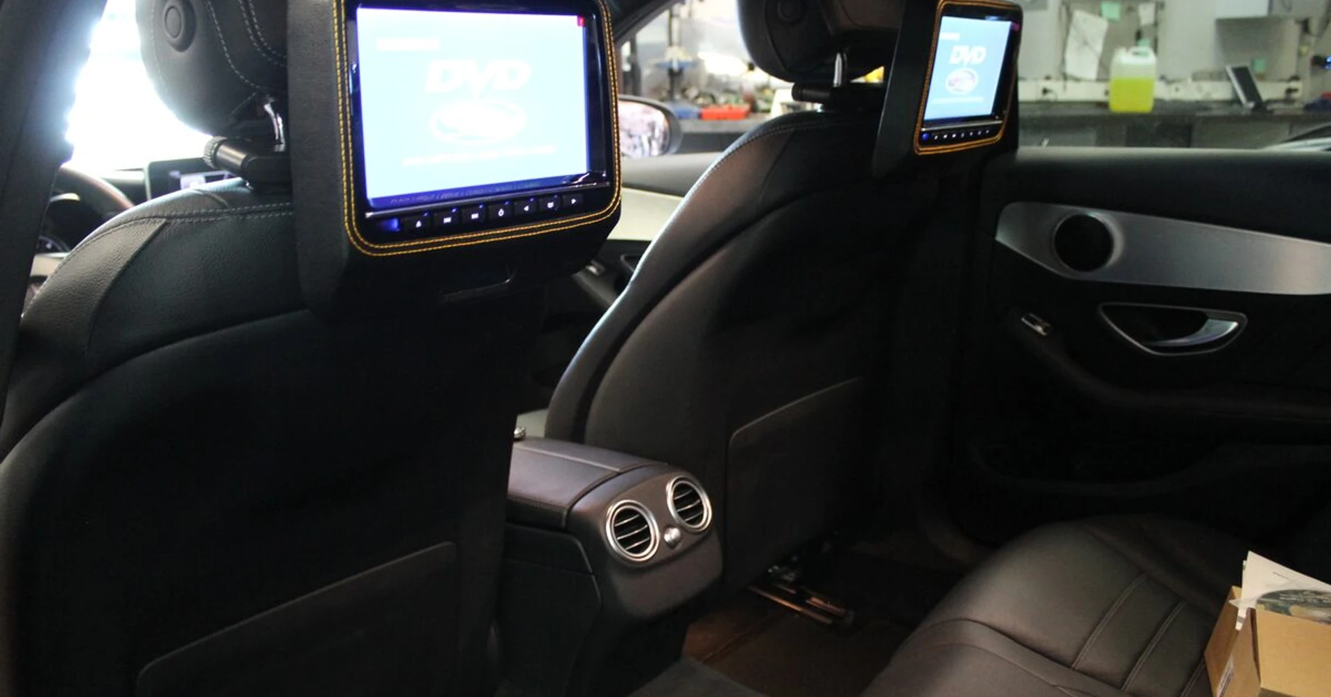 Mercedes Classe C : écrans DVD sur les appuie-têtes