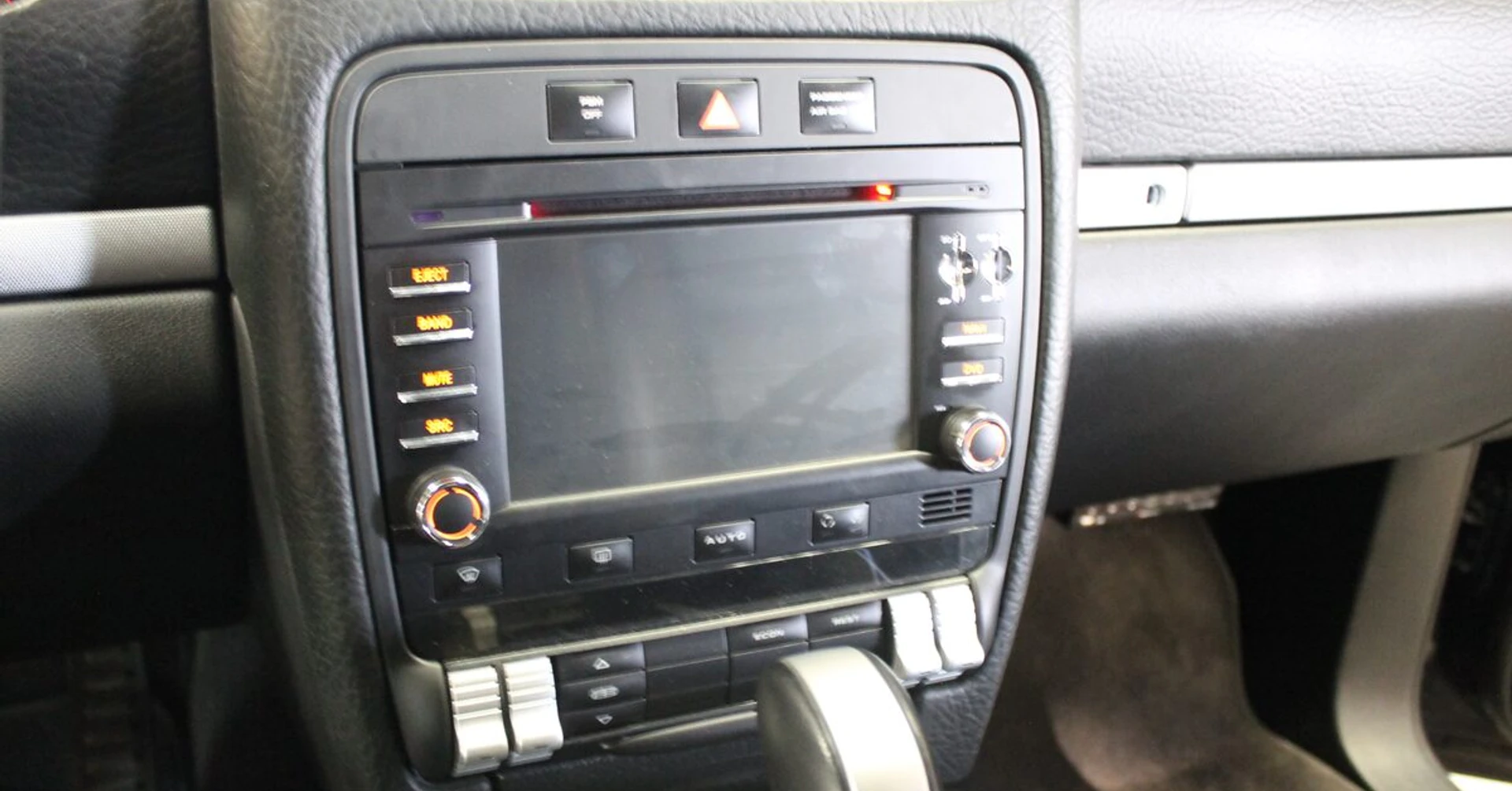 Porsche Cayenne : autoradio GPS et écrans appuie-tête