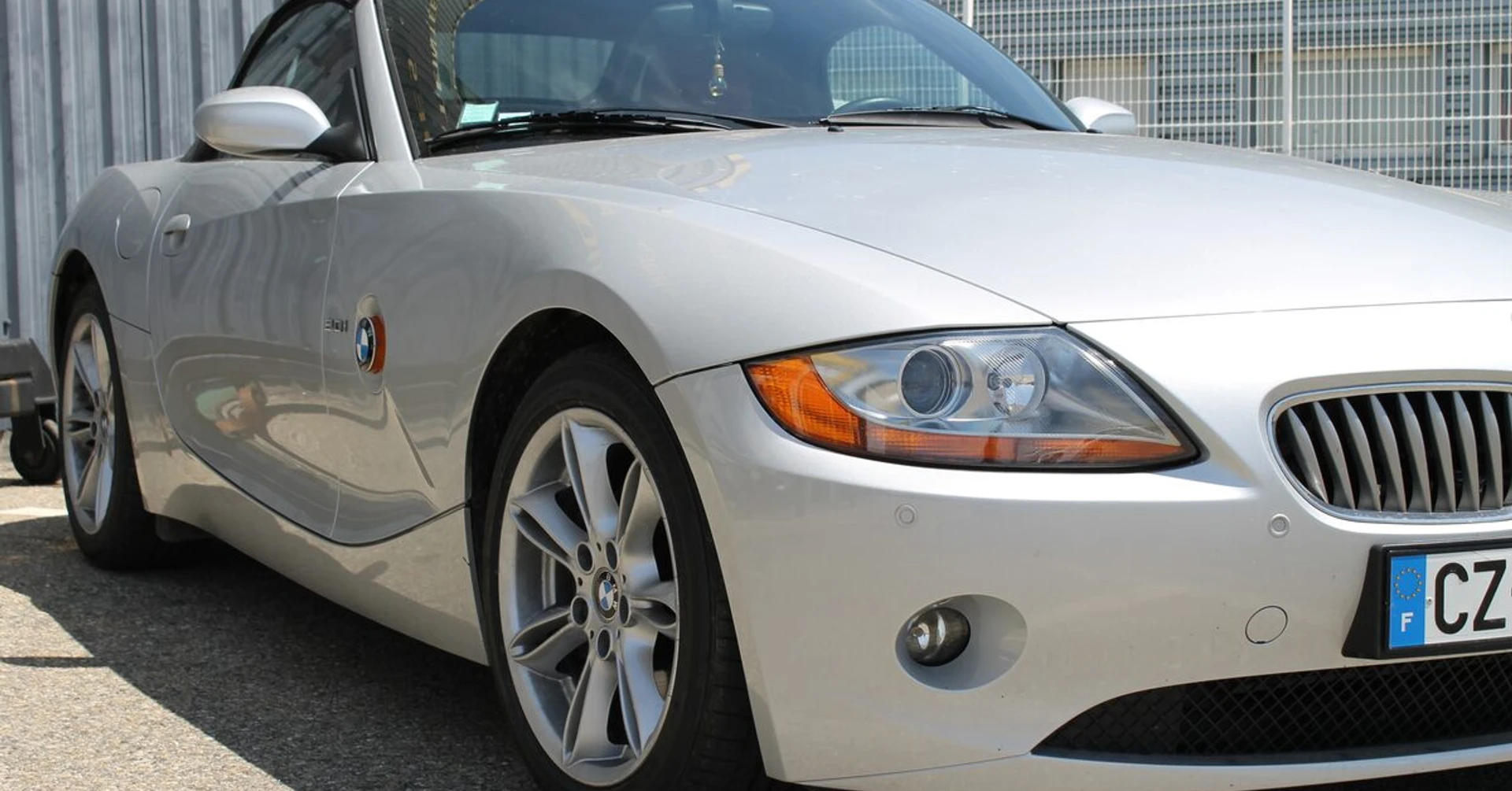 BMW Z4 : autoradio Alpine GPS et radars de recul