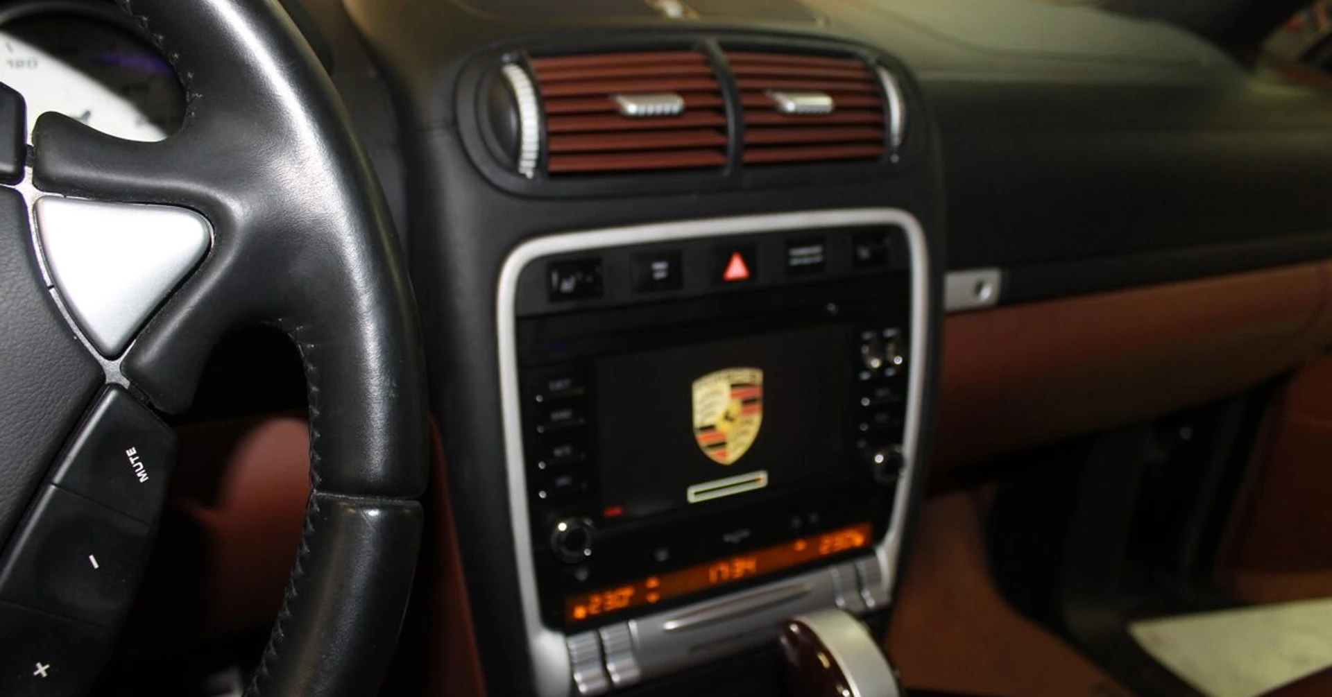 Porsche Cayenne 2010 : autoradio GPS, TNT et Bluetooth
