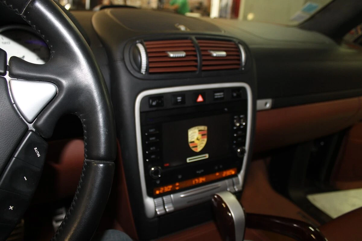 Porsche Cayenne 2010 : autoradio GPS avec affichage au compteur