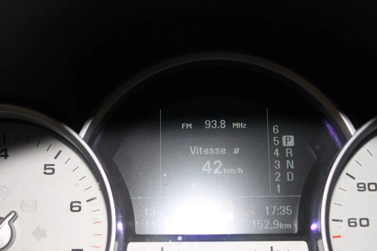 Porsche Cayenne 2010 : autoradio GPS avec affichage au compteur