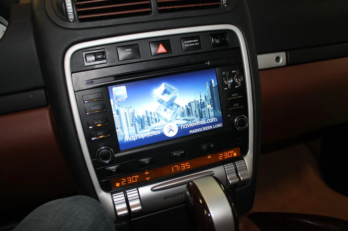 Porsche Cayenne 2010 : autoradio GPS avec affichage au compteur