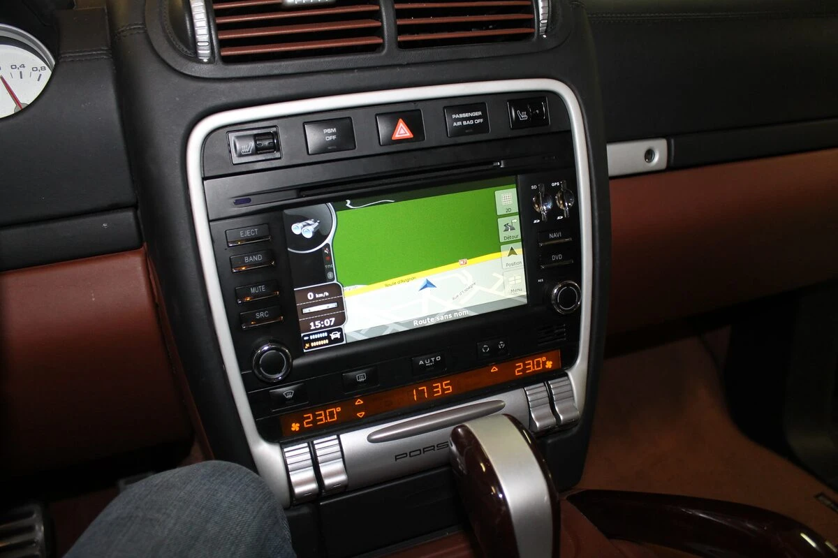 Porsche Cayenne 2010 : autoradio GPS avec affichage au compteur