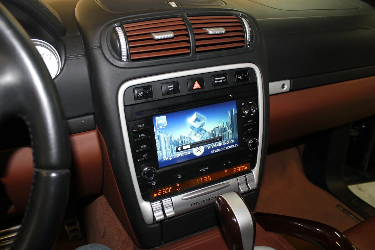 Porsche Cayenne 2010 : autoradio GPS avec affichage au compteur