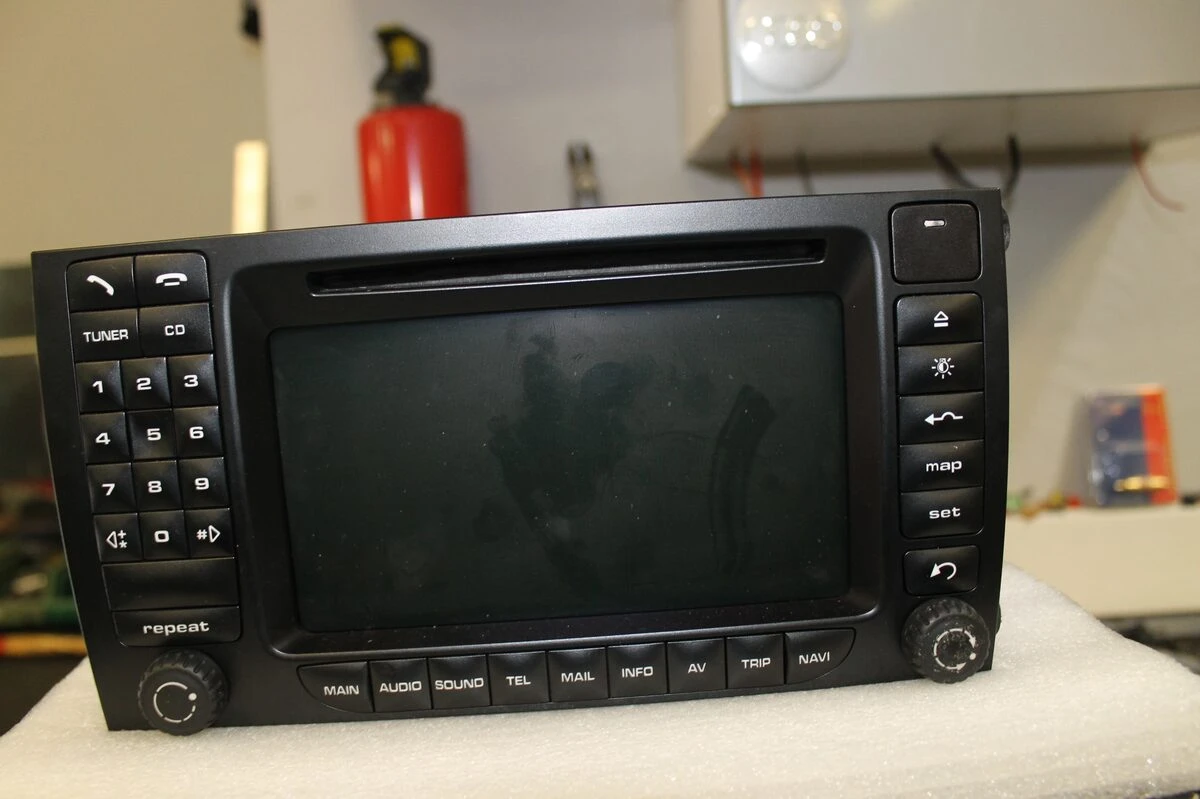 Porsche Cayenne 2010 : autoradio GPS avec affichage au compteur