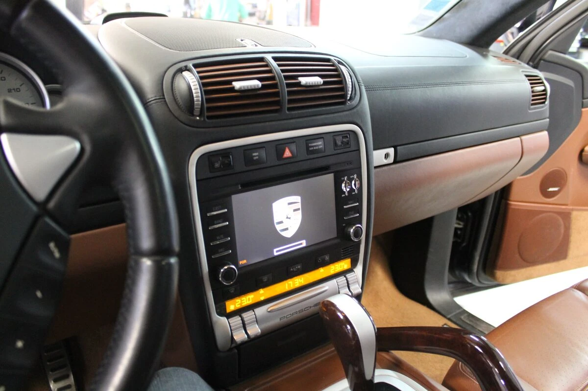 Porsche Cayenne 2010 : autoradio GPS avec affichage au compteur