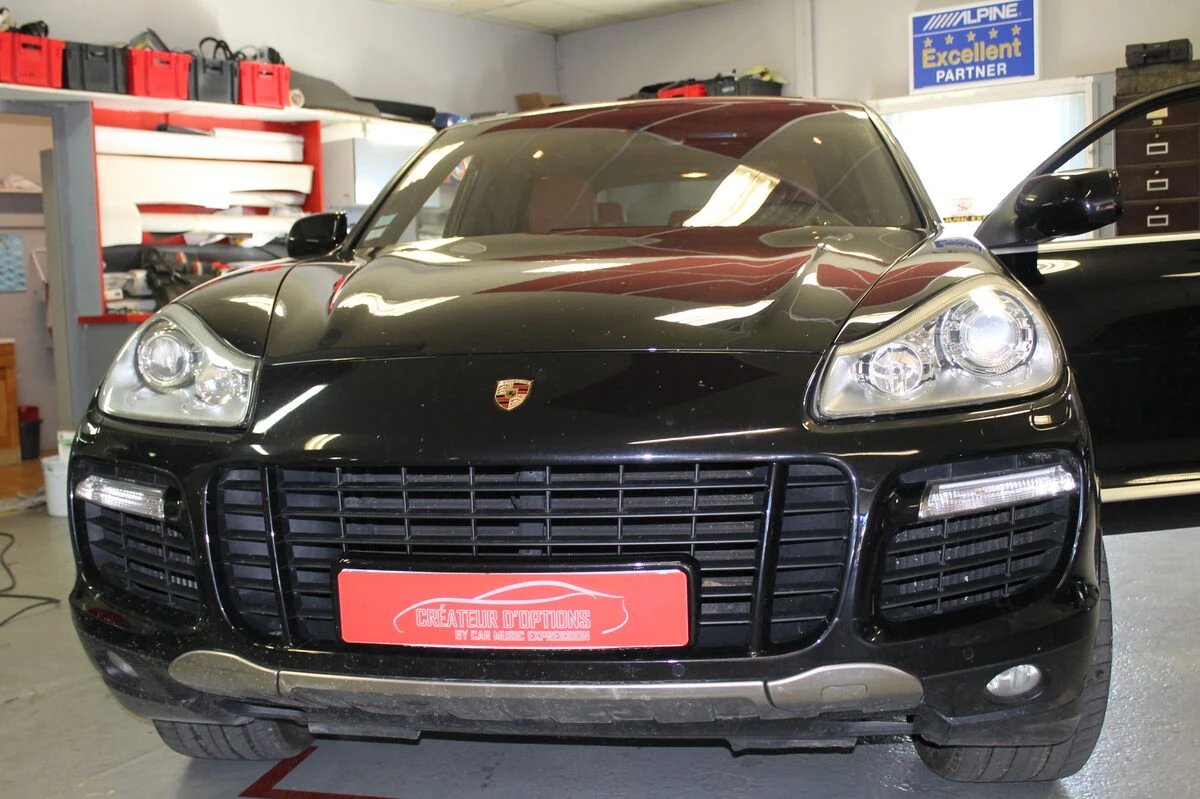 Porsche Cayenne 2010 : autoradio GPS avec affichage au compteur