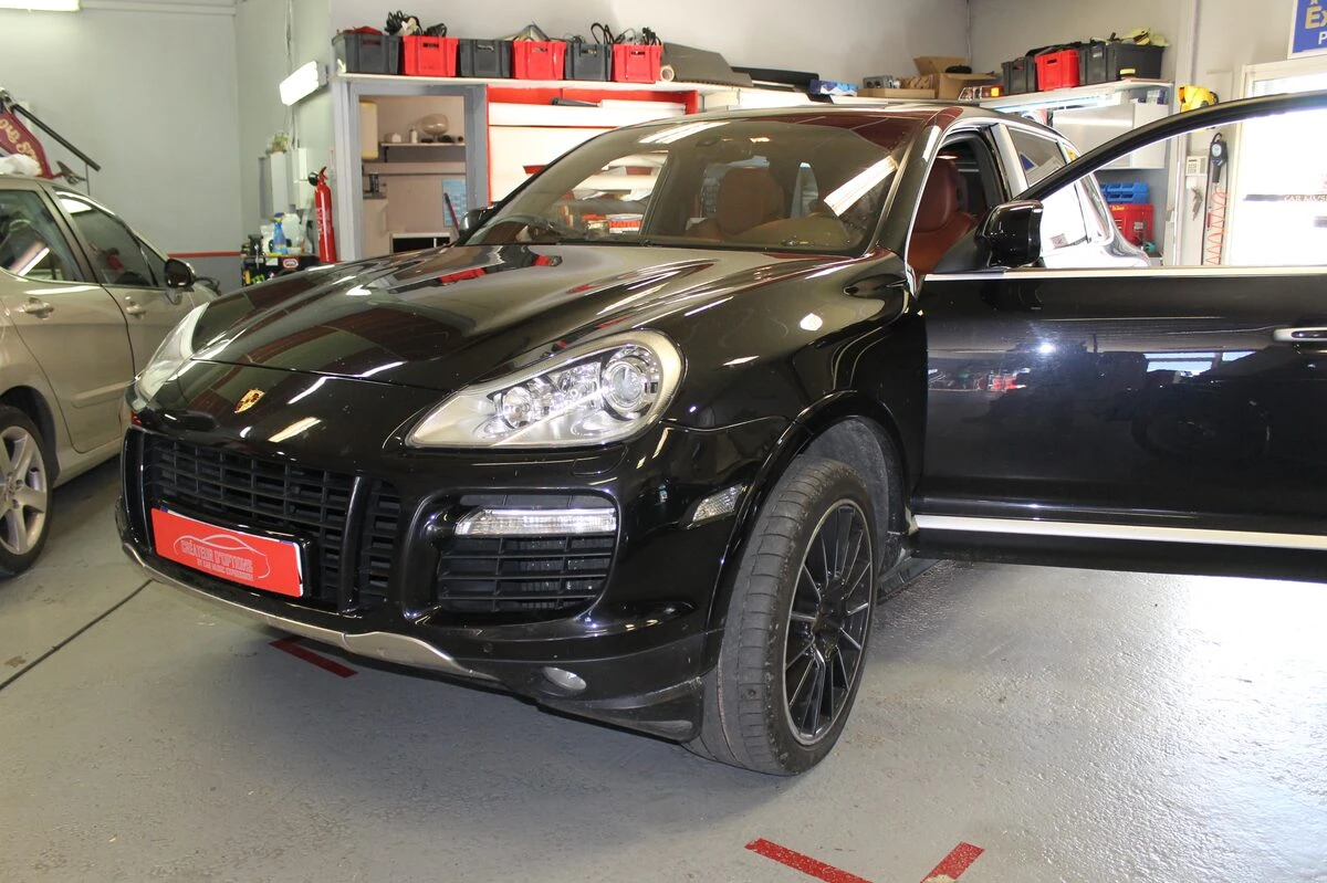 Porsche Cayenne 2010 : autoradio GPS avec affichage au compteur
