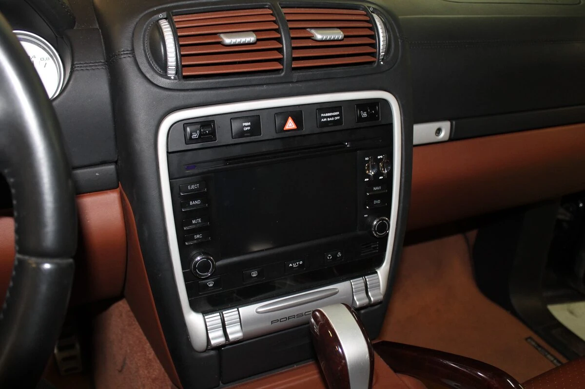 Porsche Cayenne 2010 : autoradio GPS avec affichage au compteur