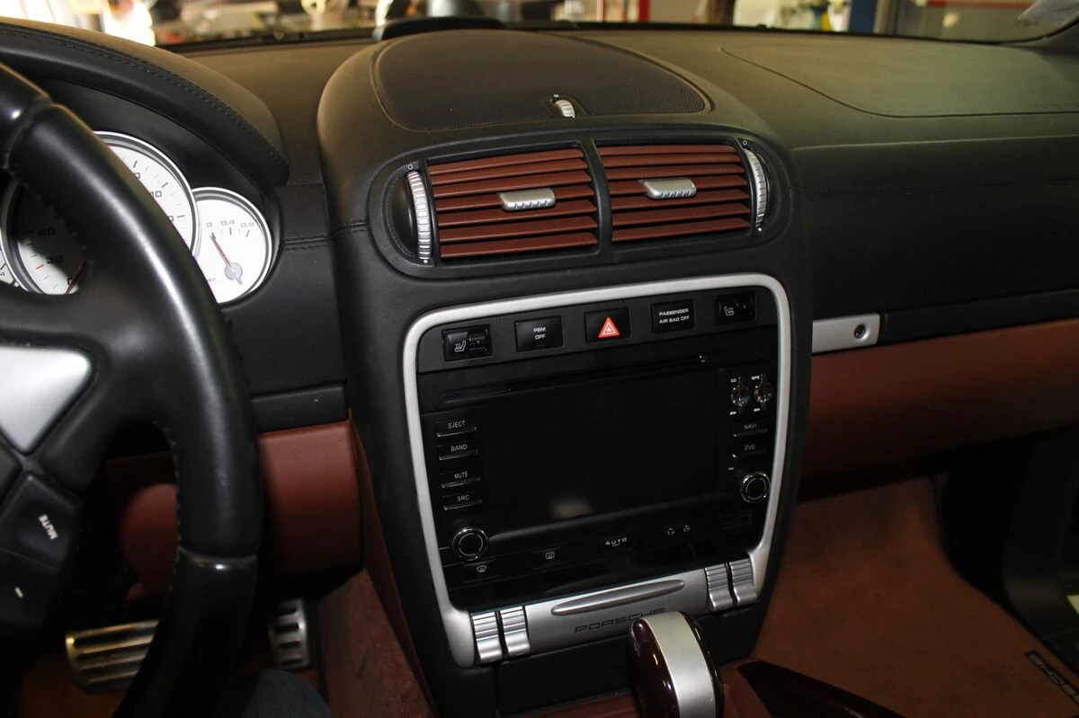 Porsche Cayenne 2010 : autoradio GPS avec affichage au compteur