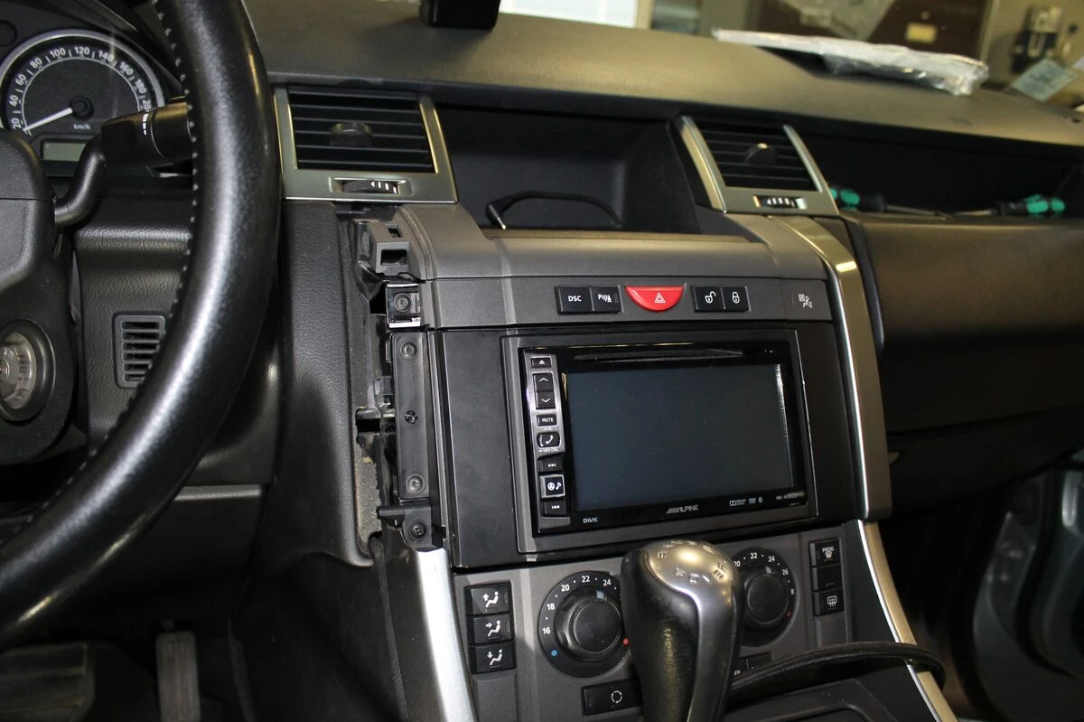 Range Rover Sport : autoradio GPS Alpine et commandes au volant conservées