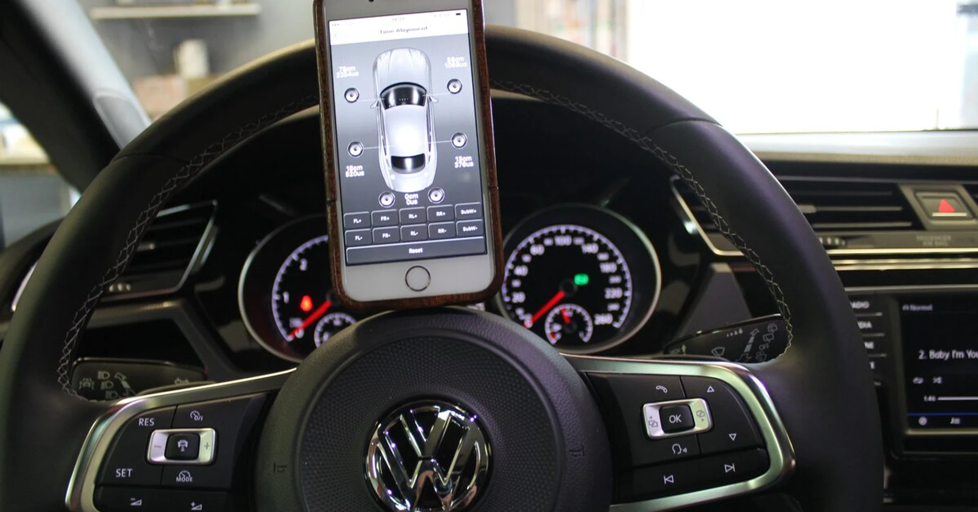 VW Touran 2016 : ampli BLAM DSP et caisson Eton