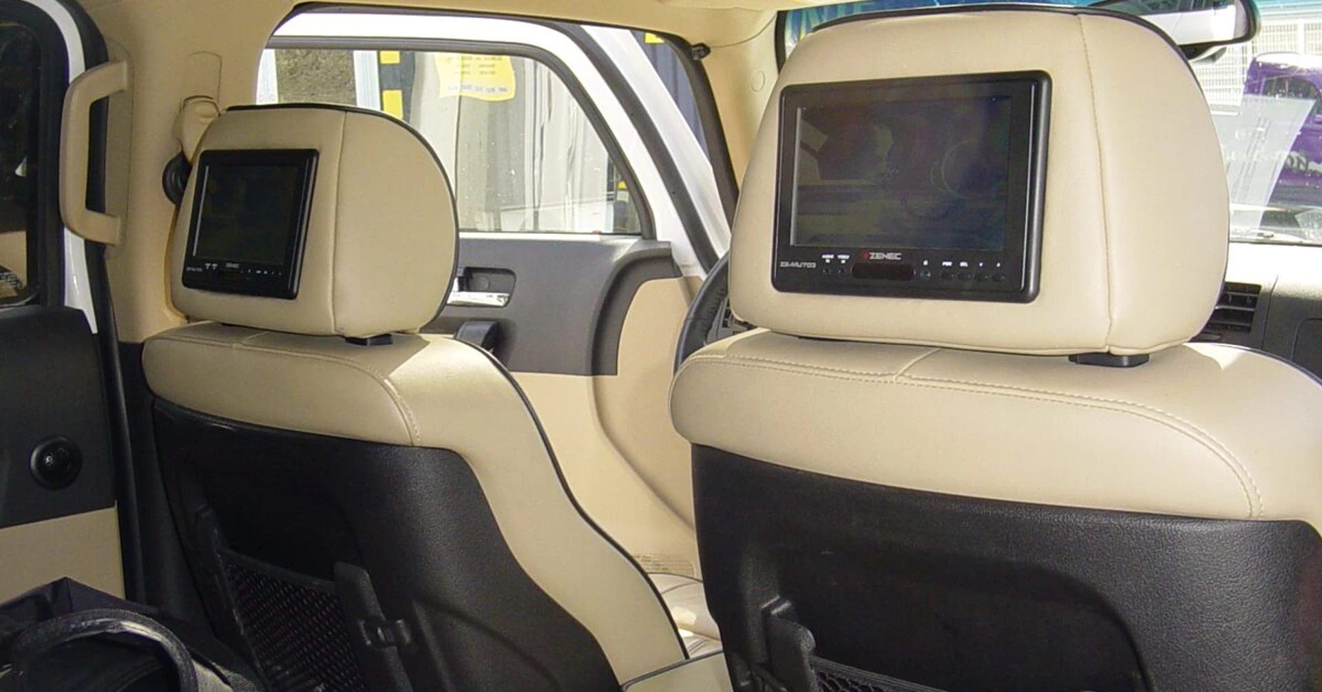 Hummer H3 : écrans DVD d'appuie-tête et casques IR