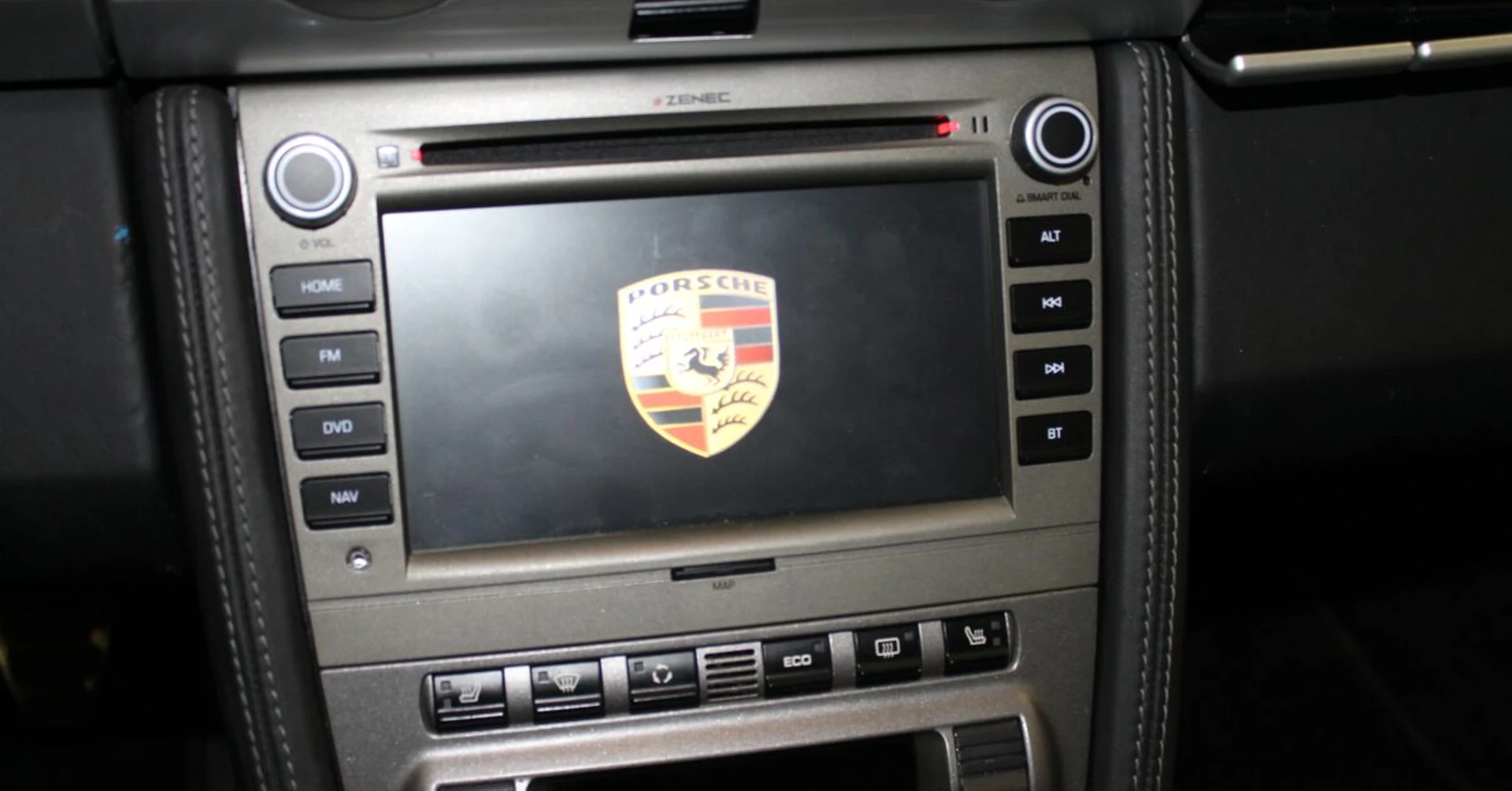 Porsche Cayman : GPS, caméra de recul et radars