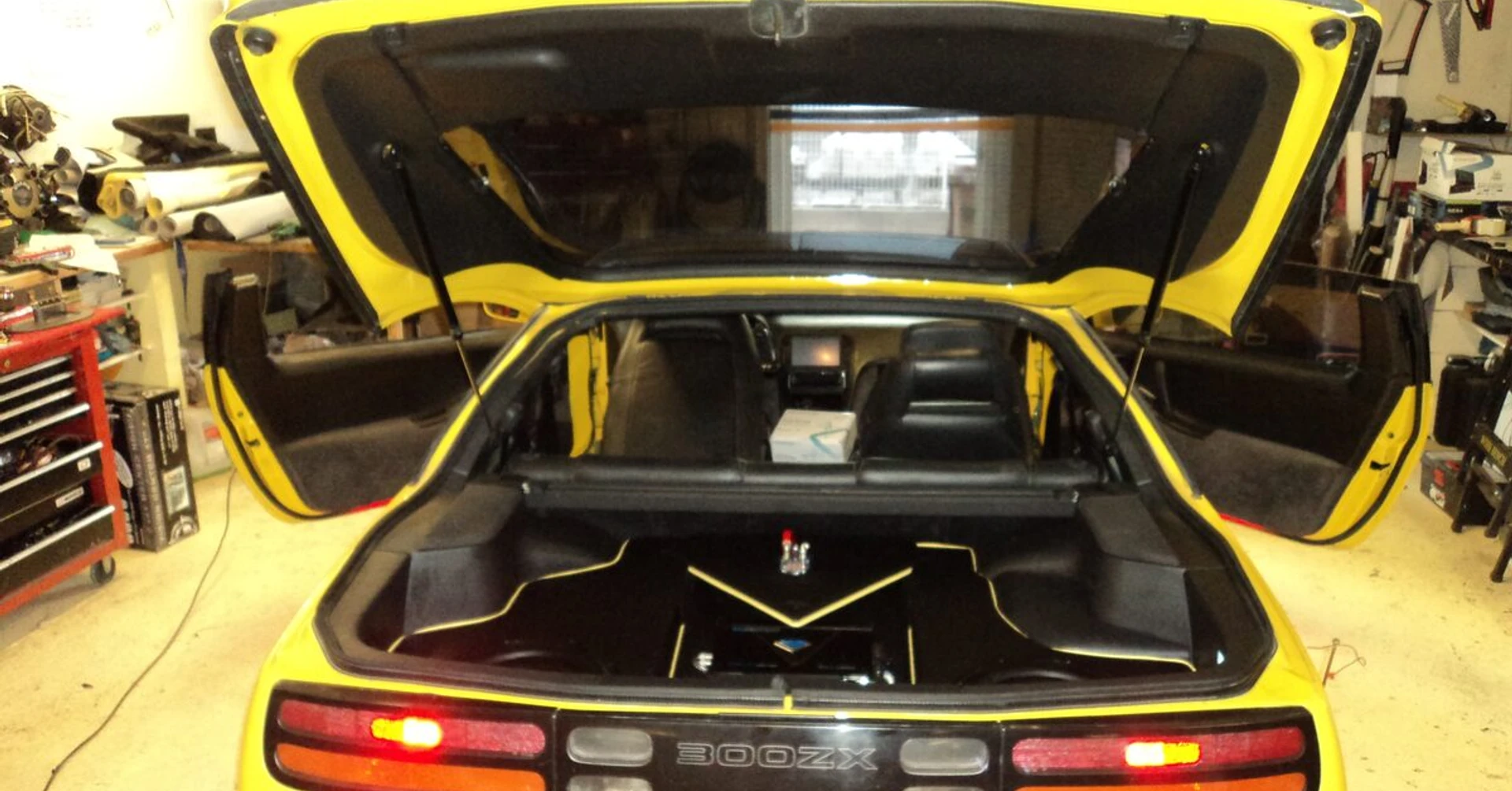 Nissan 300ZX : coffre hi-fi sur mesure Soundstream