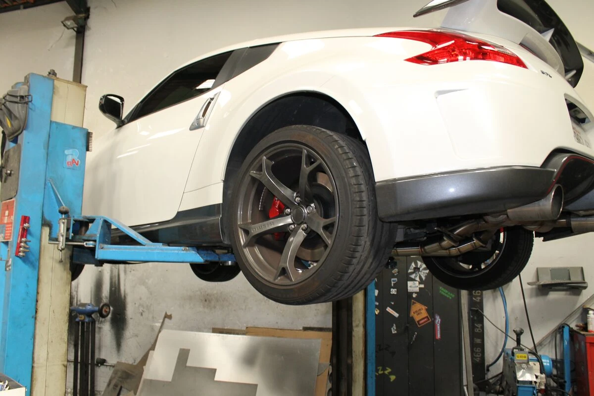 Nissan 370Z Nismo : ressorts sport, étriers rouges et échappement inox Pepinox