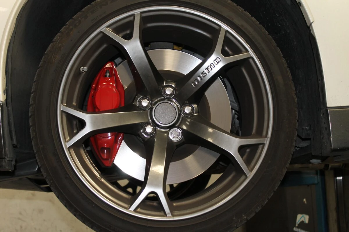 Nissan 370Z Nismo : ressorts sport, étriers rouges et échappement inox Pepinox