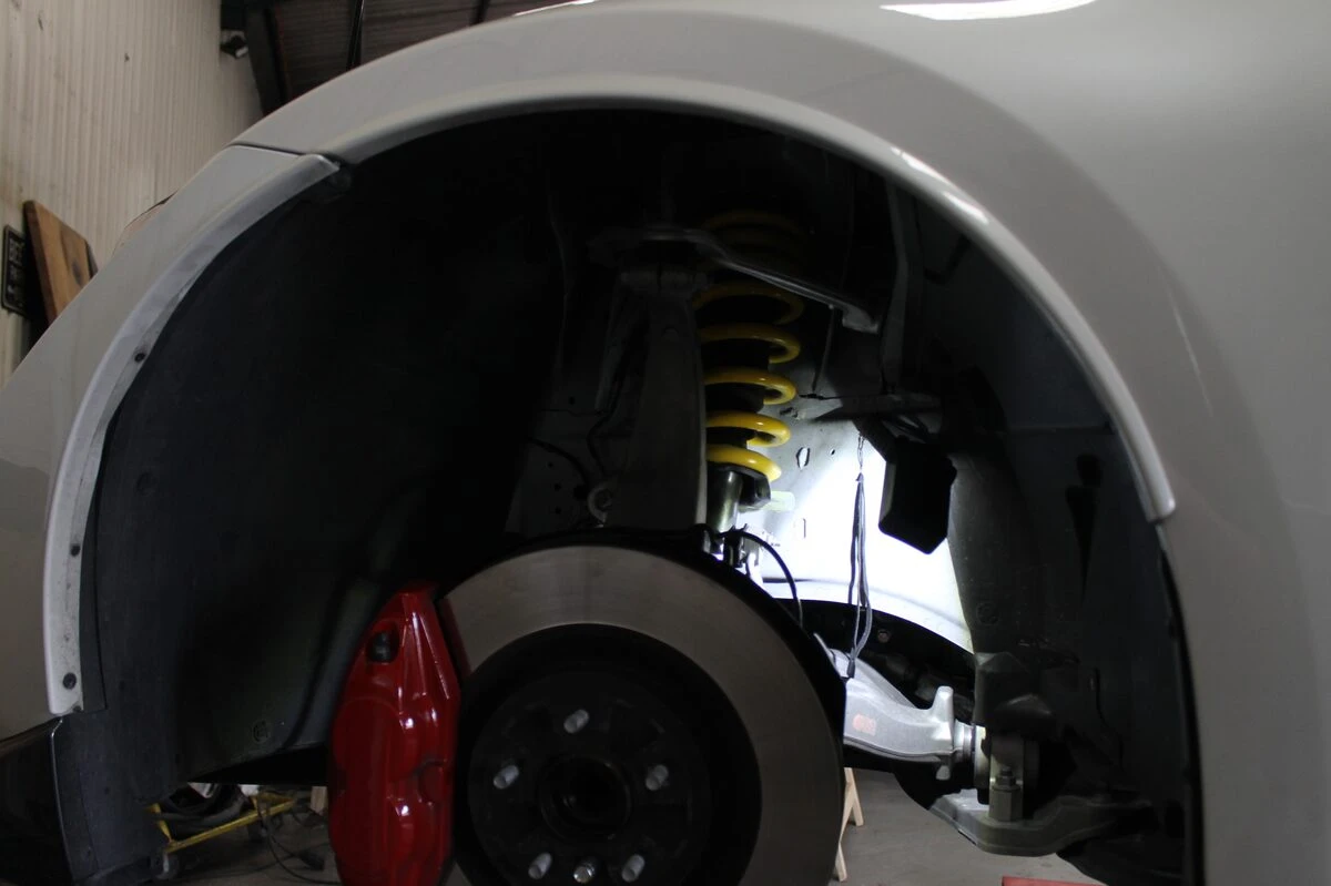 Nissan 370Z Nismo : ressorts sport, étriers rouges et échappement inox Pepinox