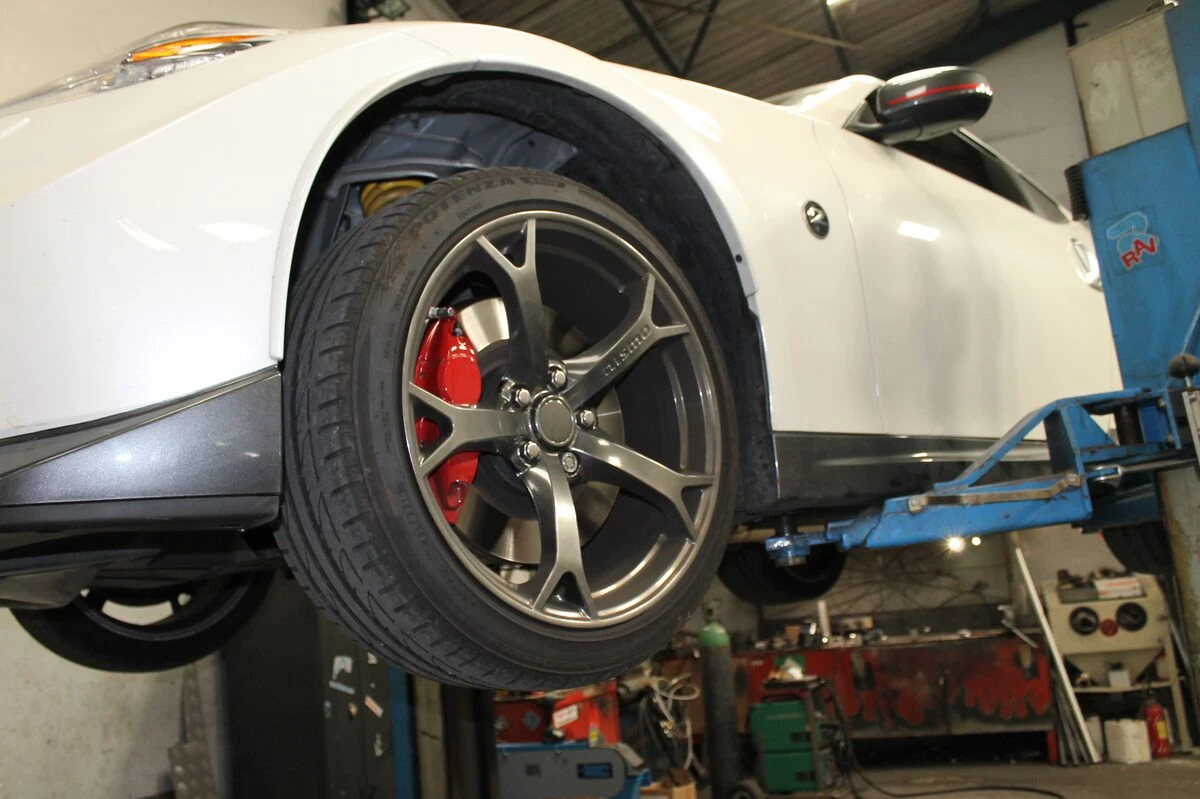 Nissan 370Z Nismo : ressorts sport, étriers rouges et échappement inox Pepinox