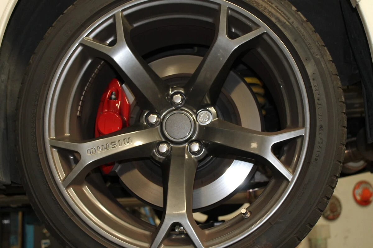 Nissan 370Z Nismo : ressorts sport, étriers rouges et échappement inox Pepinox
