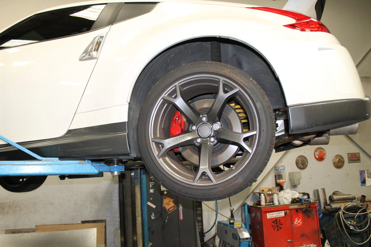 Nissan 370Z Nismo : ressorts sport, étriers rouges et échappement inox Pepinox