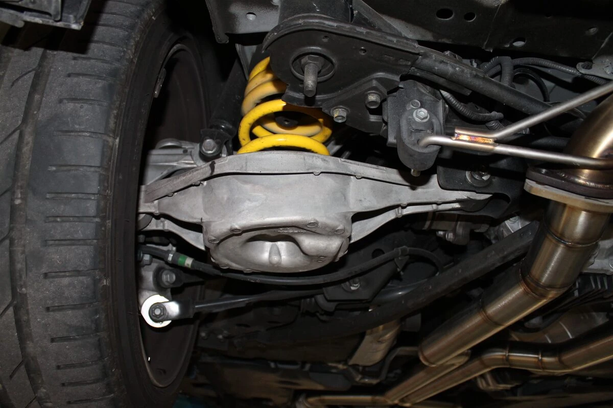Nissan 370Z Nismo : ressorts sport, étriers rouges et échappement inox Pepinox