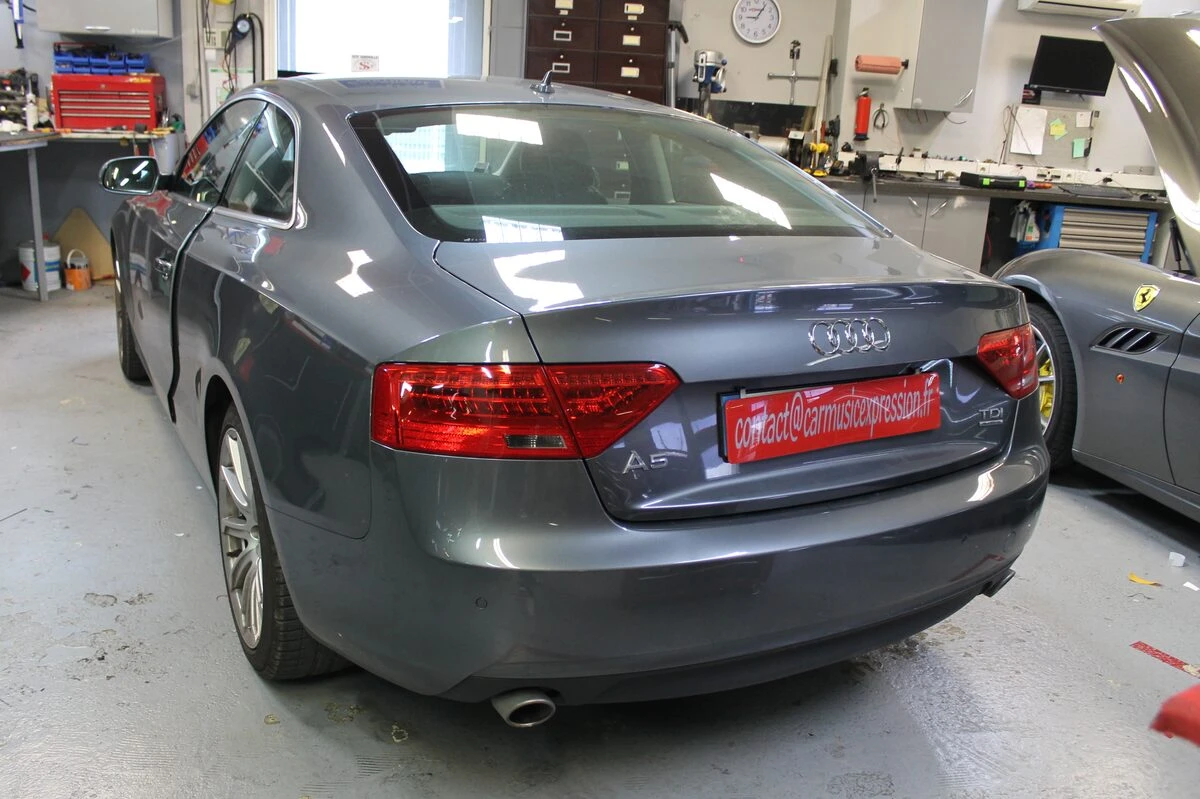 Audi A5 : caméra de recul sur écran d'origine et aide au stationnement complète