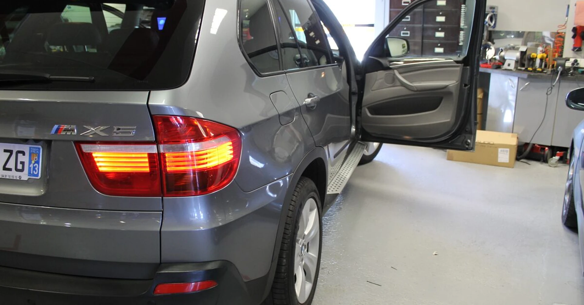 BMW X5 : écrans DVD intégrés aux appuie-tête