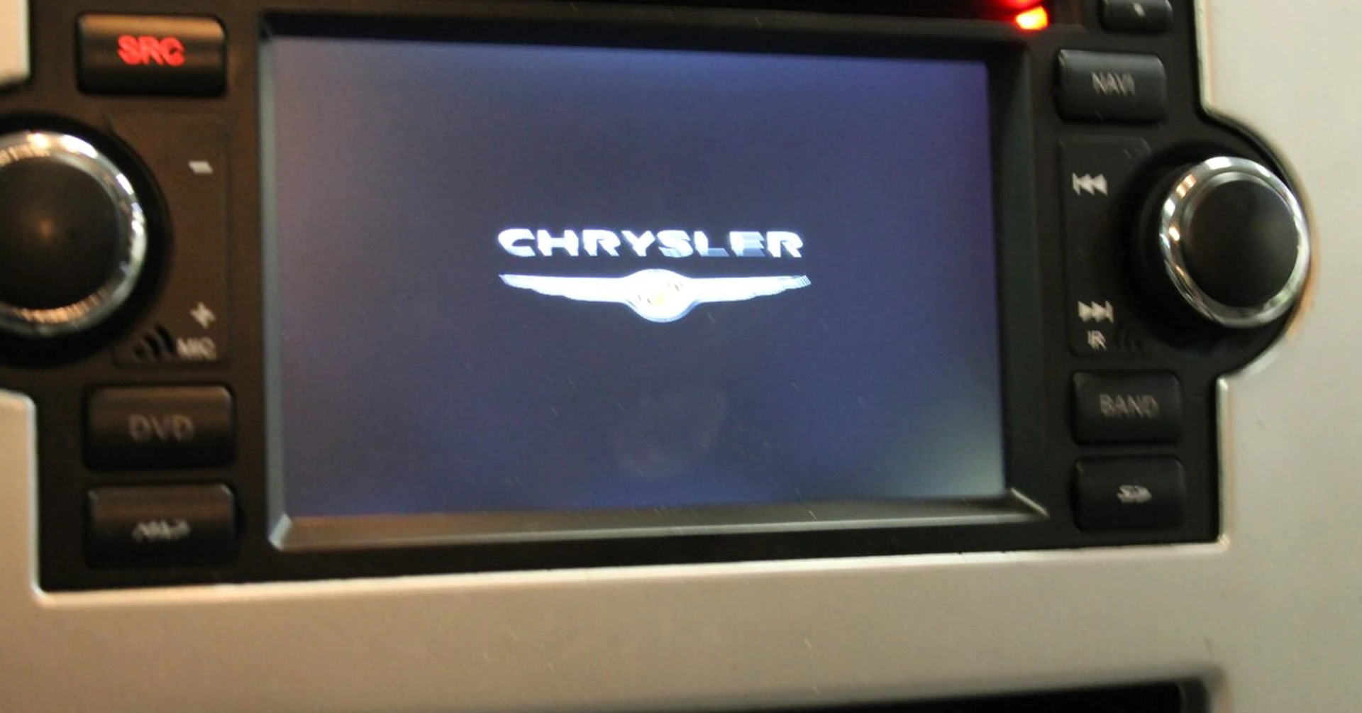 Chrysler : autoradio GPS et kit BLAM 165.100 Pro