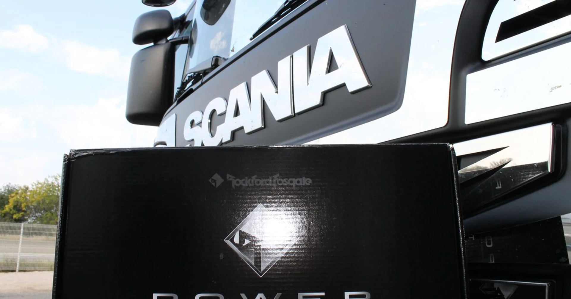 Scania : autoradio Alpine navigation PL et sono 2 200 W RMS