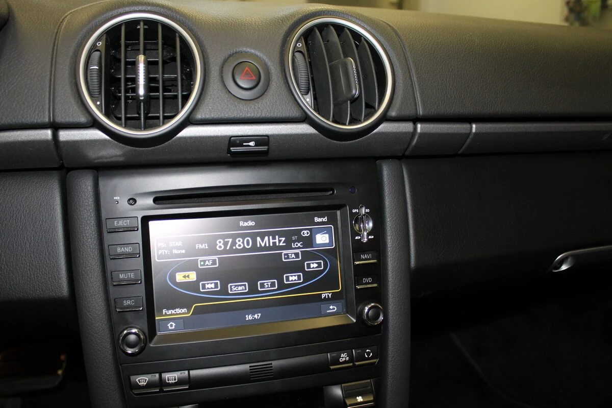 Porsche : autoradio GPS au format d'origine, prises USB et radars de stationnement
