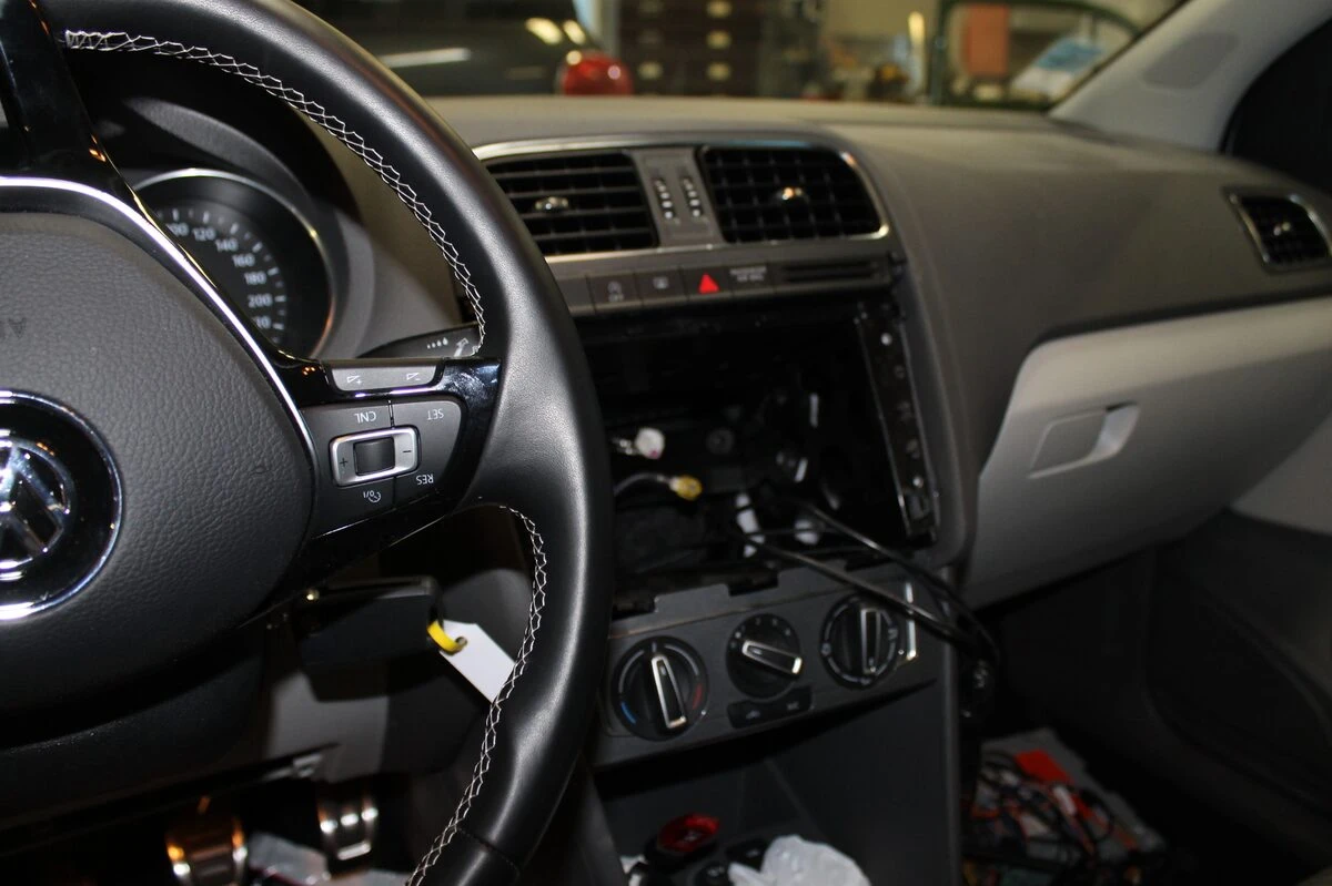 Volkswagen Polo 2015 : autoradio GPS et recodage CAN