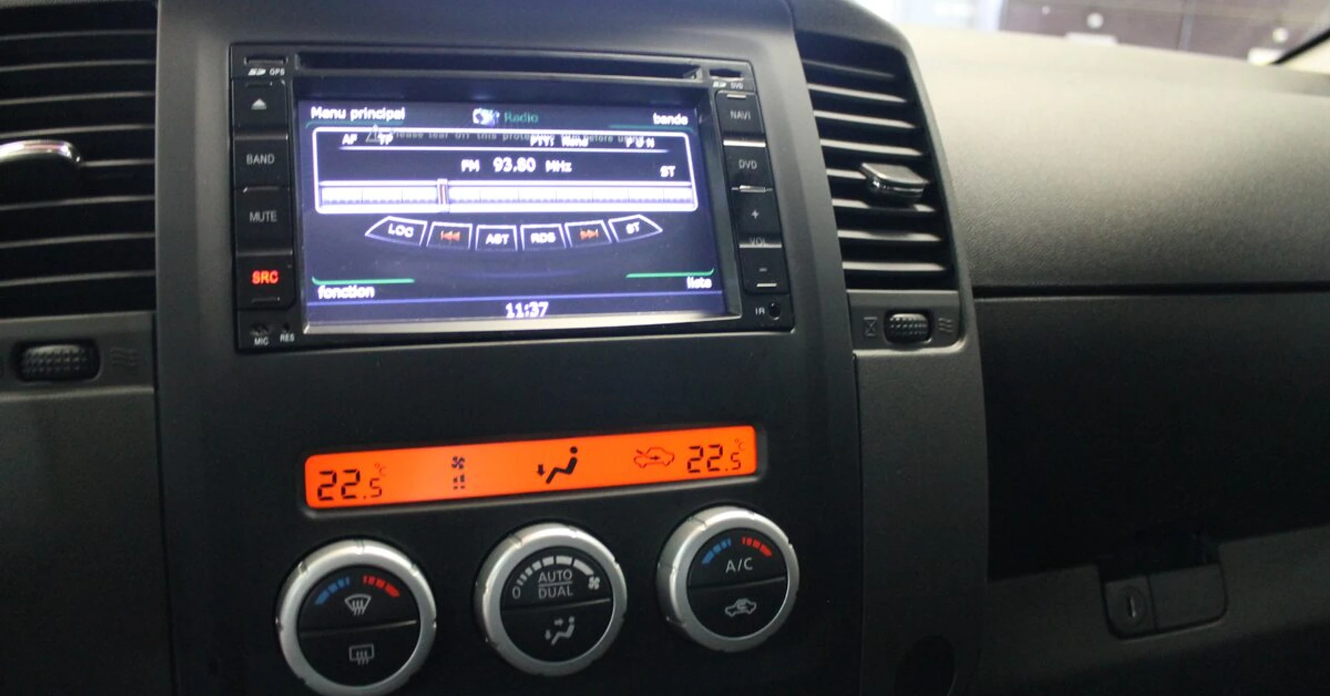 Nissan Navara : autoradio GPS et caméra de recul