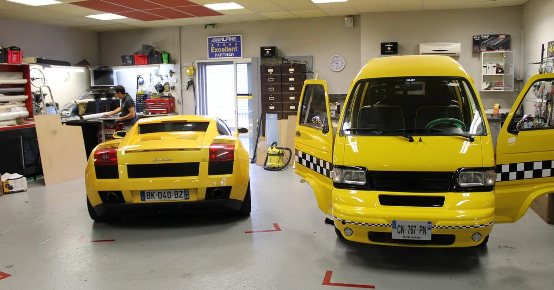 Lamborghini Gallardo et Piaggio : deux sonos en jaune