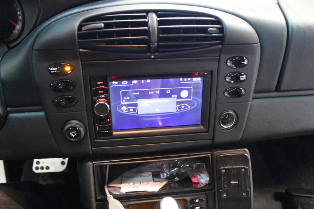 Porsche 996 : autoradio Android, haut-parleurs Match à l'avant et BLAM à l'arrière