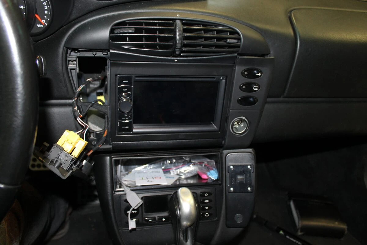 Porsche 996 : autoradio Android, haut-parleurs Match à l'avant et BLAM à l'arrière
