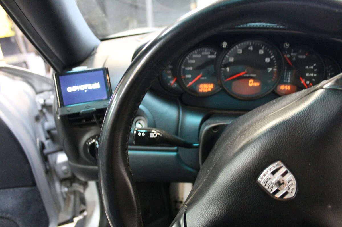 Porsche 996 : autoradio Android, haut-parleurs Match à l'avant et BLAM à l'arrière