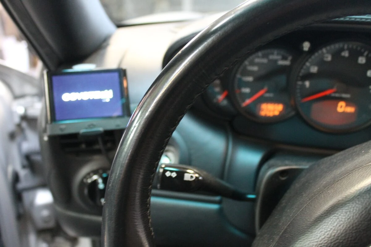 Porsche 996 : autoradio Android, haut-parleurs Match à l'avant et BLAM à l'arrière