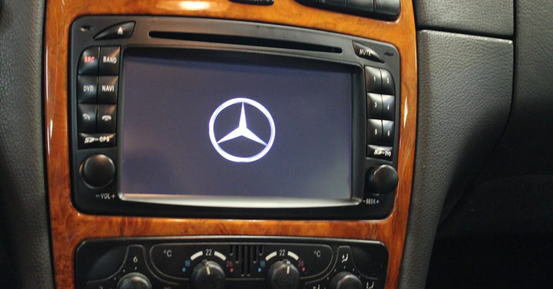 Mercedes CLK : autoradio GPS, caméra de recul et DVD