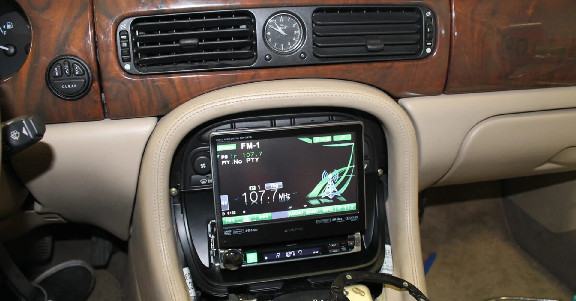 Jaguar XJ8 : autoradio Alpine GPS et Bluetooth