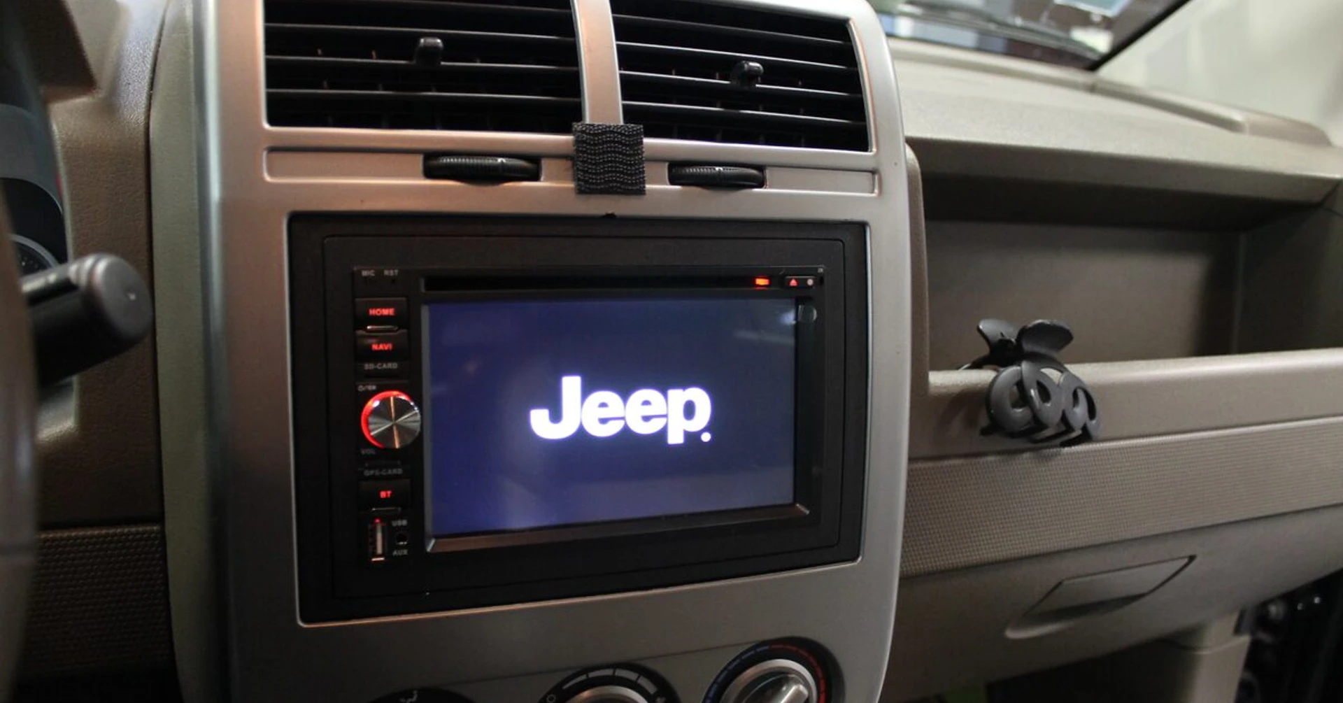 Jeep Compass : autoradio GPS et haut-parleurs BLAM