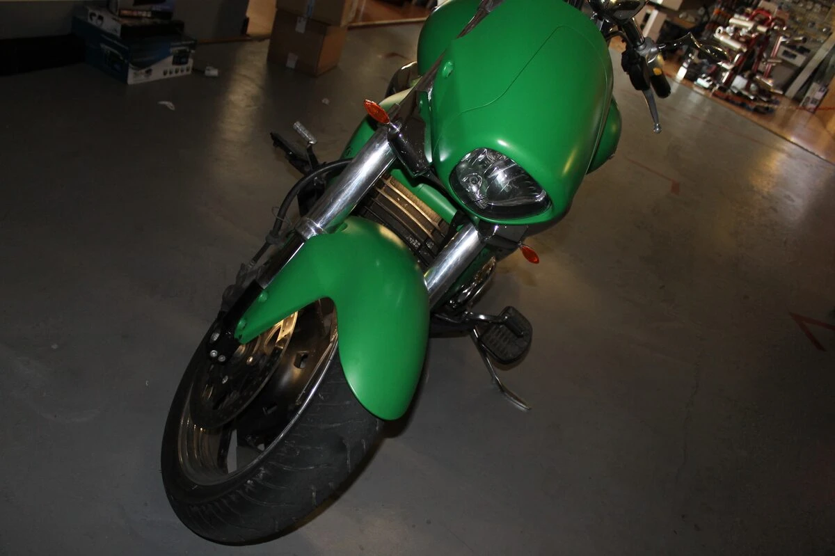 Moto custom Suzuki : création lumineuse à LED blanches