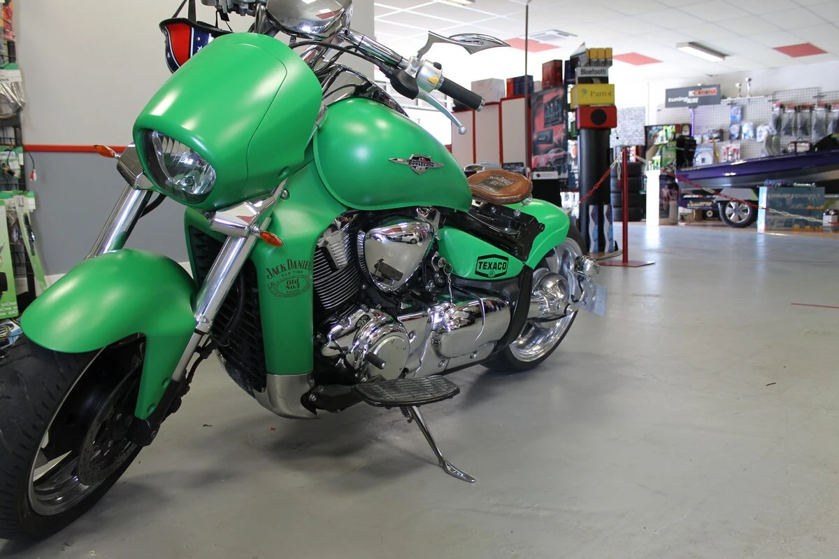 Moto custom Suzuki : création lumineuse à LED blanches