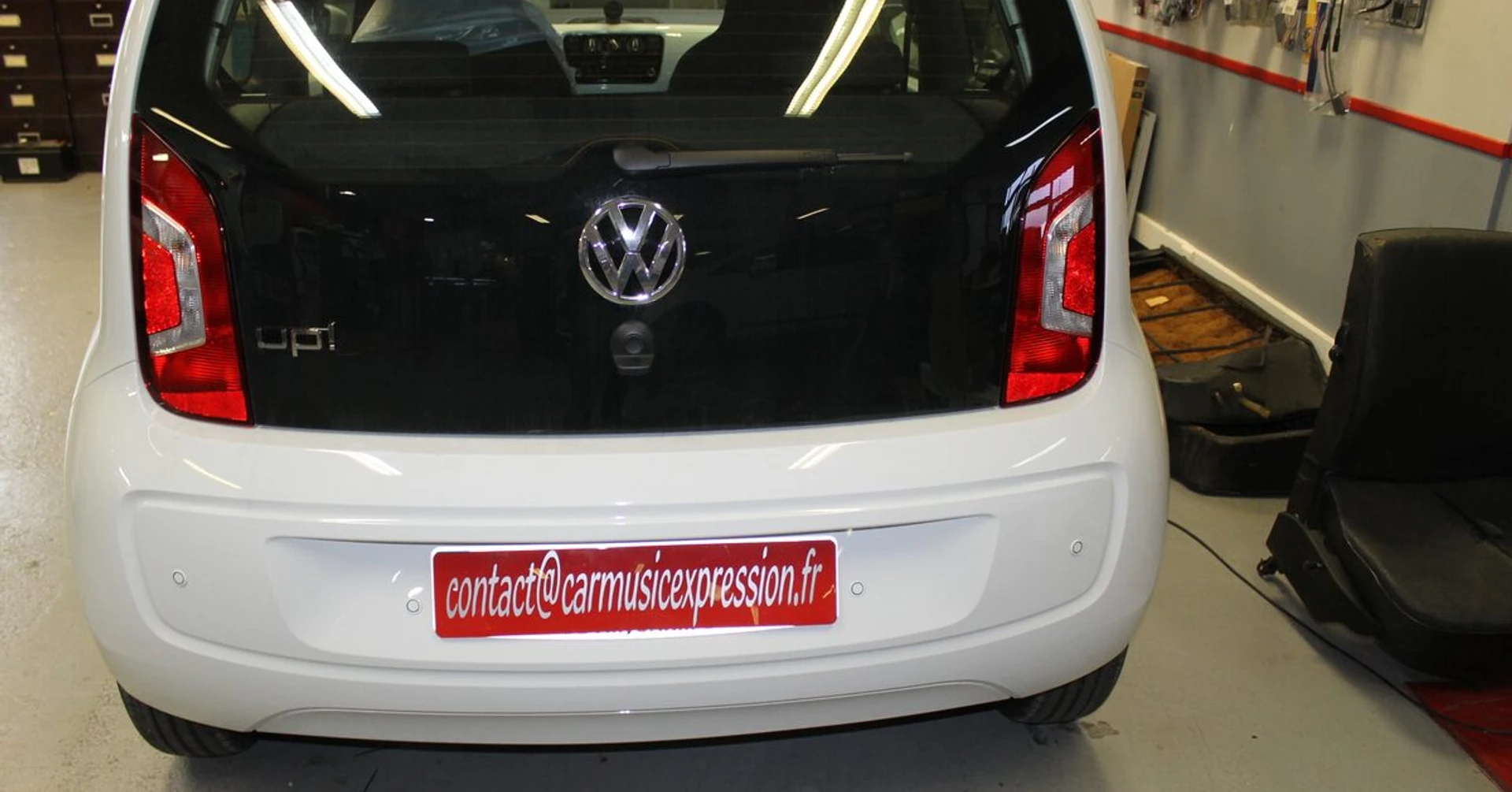 VW up! 2015 : aide au stationnement arrière teinte origine