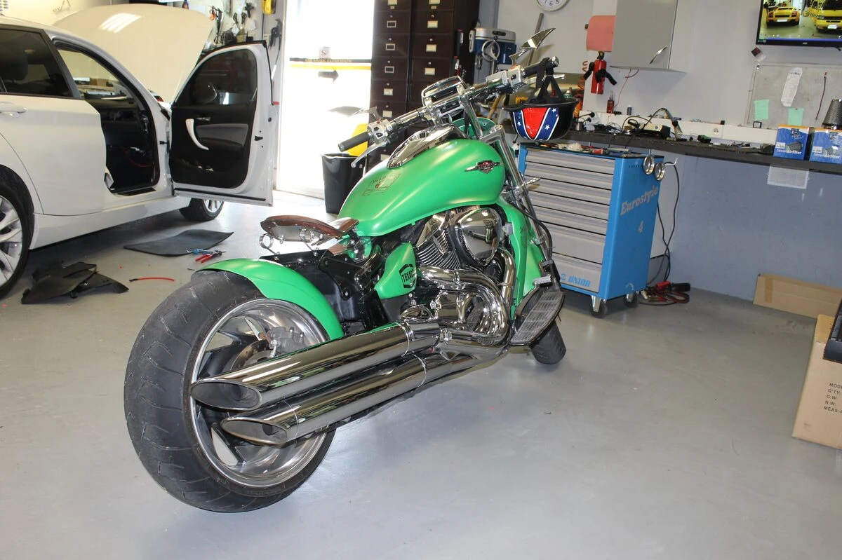 Moto custom Suzuki : création lumineuse à LED blanches