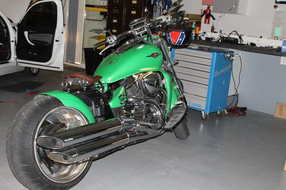 Moto custom Suzuki : création lumineuse à LED blanches