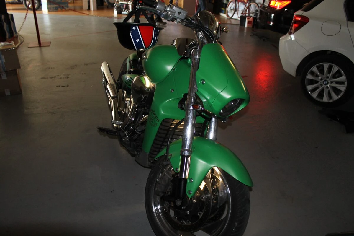 Moto custom Suzuki : création lumineuse à LED blanches