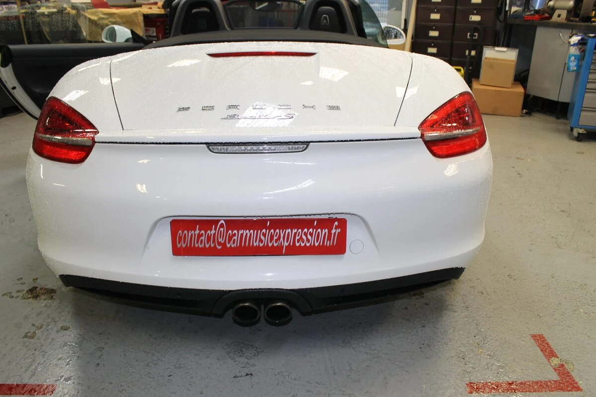 Porsche Boxster S : création de l'option caméra de recul sur l'écran d'origine