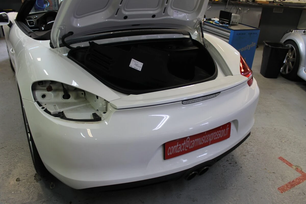 Porsche Boxster S : création de l'option caméra de recul sur l'écran d'origine